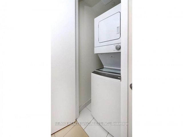 216 - 800 Lawrence Ave W