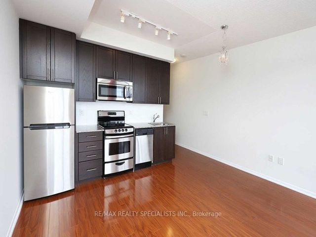 216 - 800 Lawrence Ave W