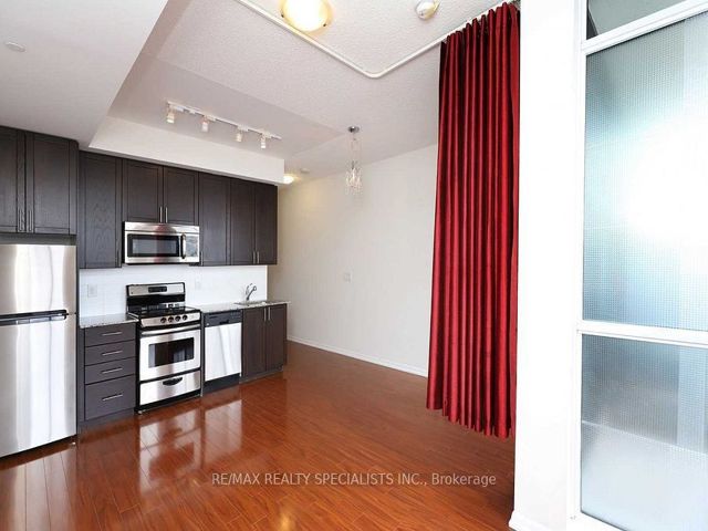 216 - 800 Lawrence Ave W