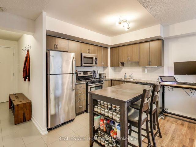 406 - 816 Lansdowne Ave