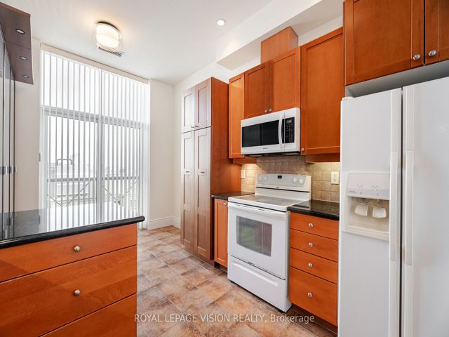 PH20 - 5233 Dundas St W