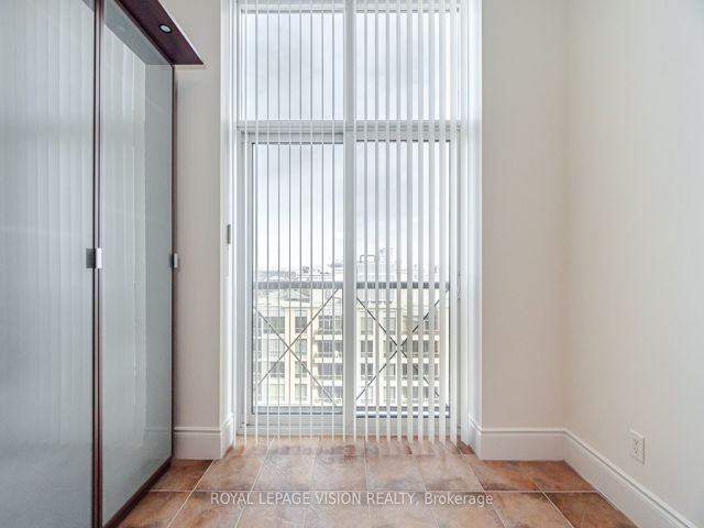 PH20 - 5233 Dundas St W