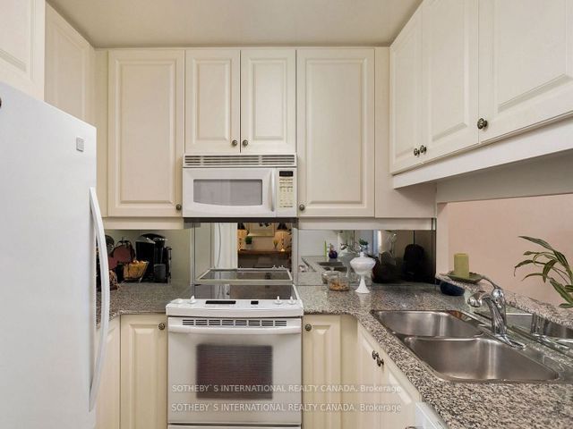 207 - 3085 Bloor St W