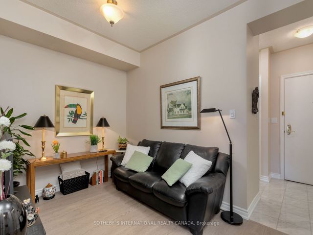 207 - 3085 Bloor St W