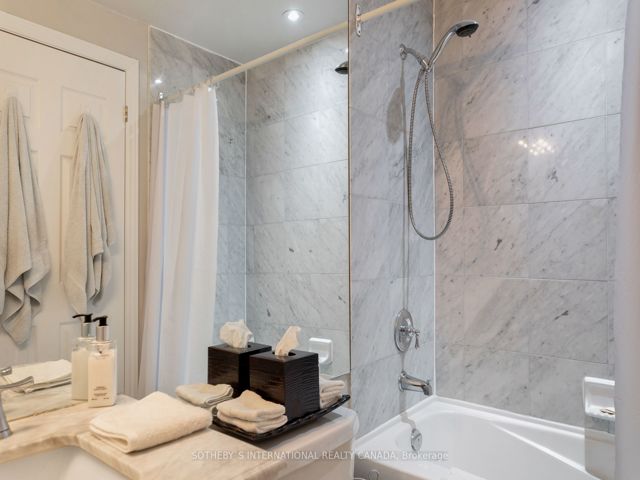 207 - 3085 Bloor St W