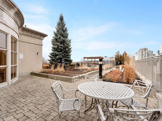 207 - 3085 Bloor St W