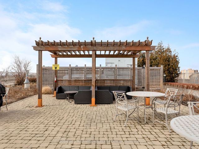 207 - 3085 Bloor St W