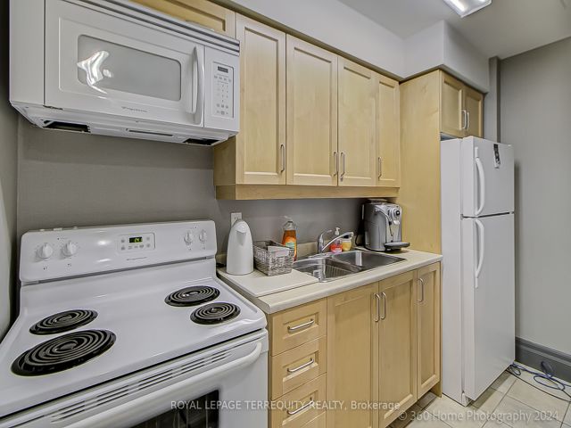 101 - 2772 Keele St