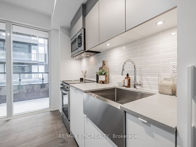 815 - 270 Dufferin St