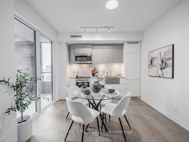 815 - 270 Dufferin St