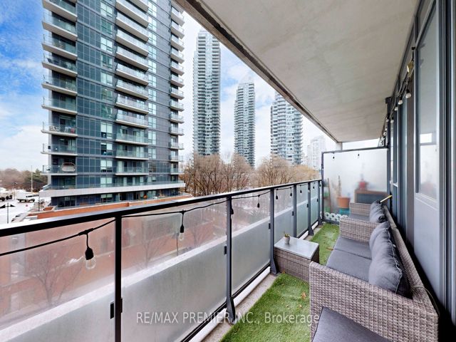 404 - 10 Park Lawn Rd