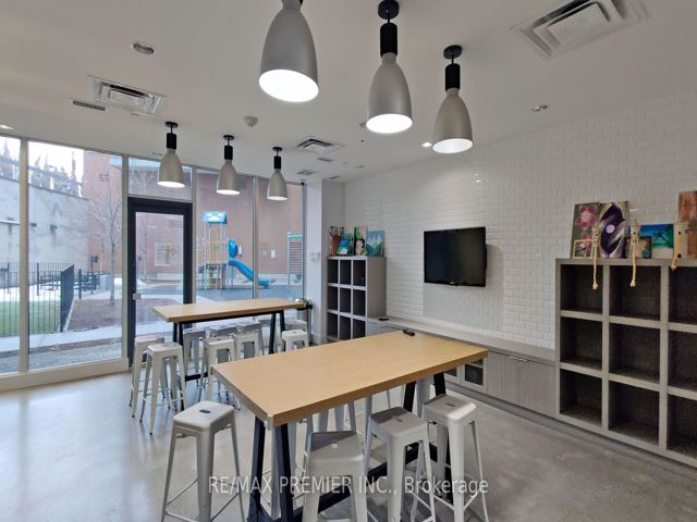 404 - 10 Park Lawn Rd