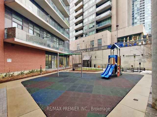 404 - 10 Park Lawn Rd