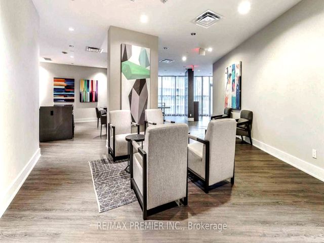 404 - 10 Park Lawn Rd