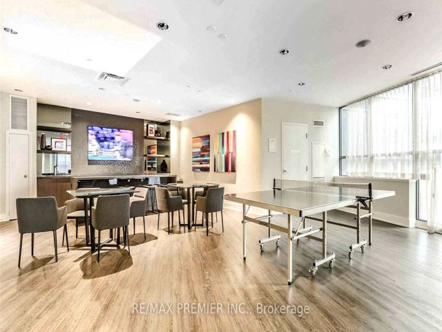 404 - 10 Park Lawn Rd