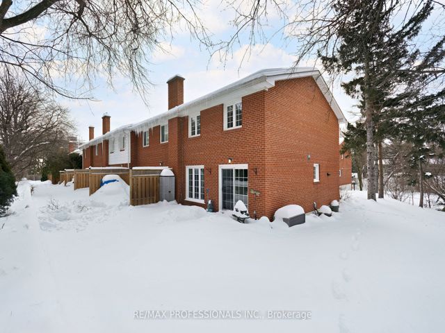 TH5 - 48 Old Burnhamthorpe Rd