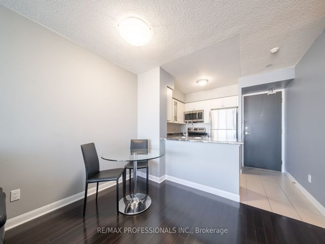 803 - 225 Sherway Gdns