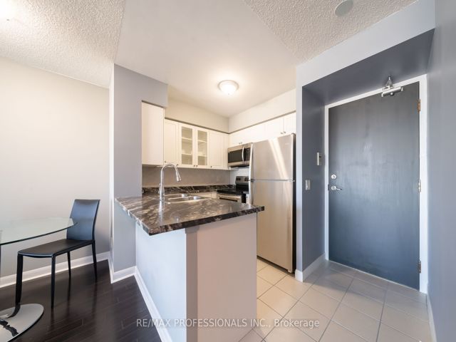 803 - 225 Sherway Gdns