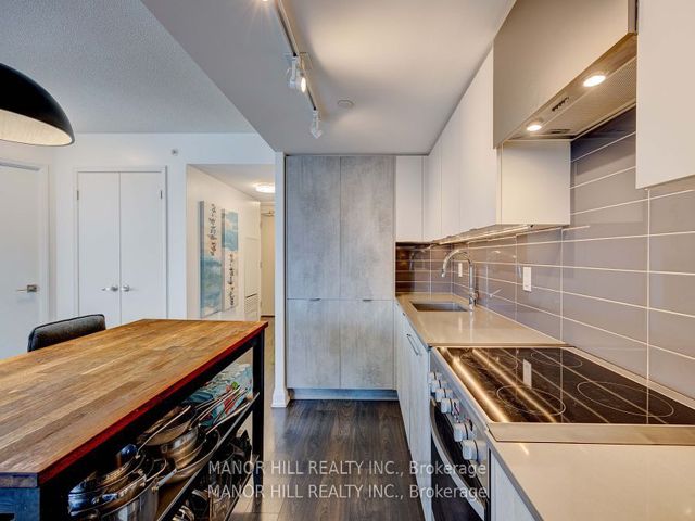 807 - 30 Gibbs Rd