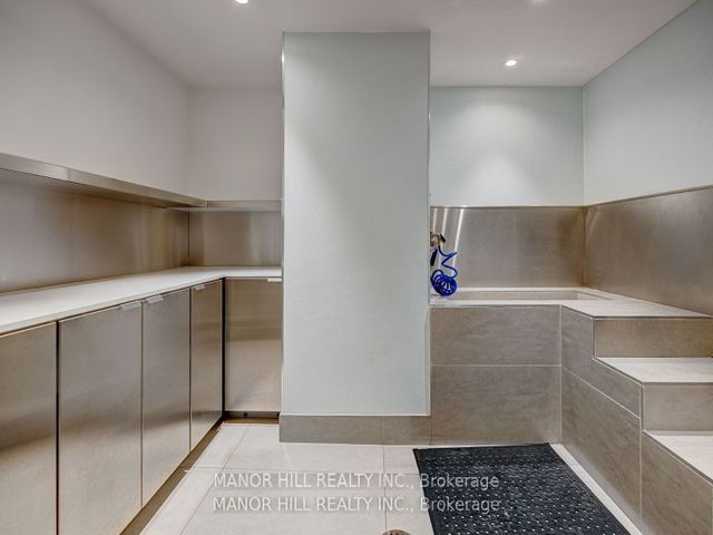 807 - 30 Gibbs Rd