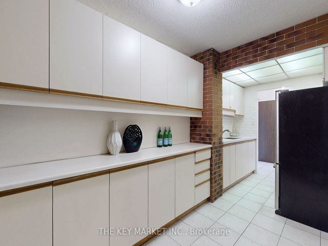 706 - 812 Burnhamthorpe Rd
