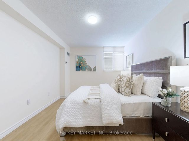 706 - 812 Burnhamthorpe Rd