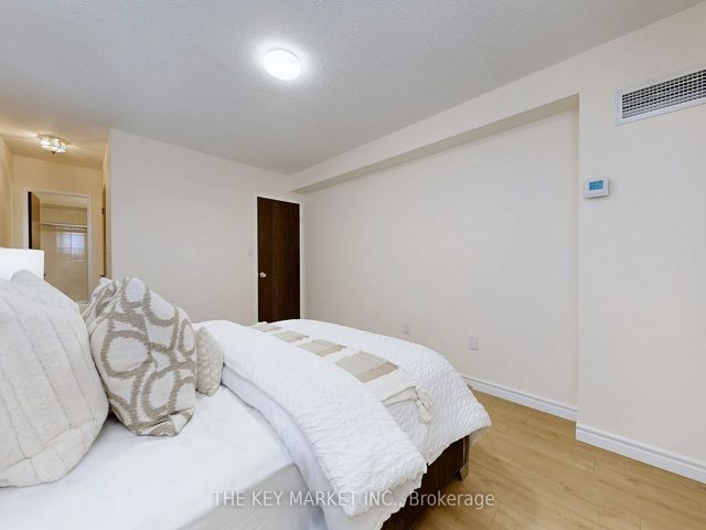 706 - 812 Burnhamthorpe Rd