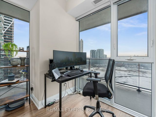 1609 - 70 Annie Craig Dr