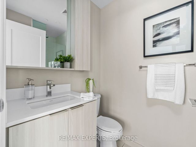 1609 - 70 Annie Craig Dr