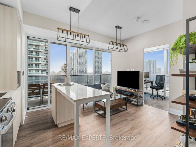 1609 - 70 Annie Craig Dr