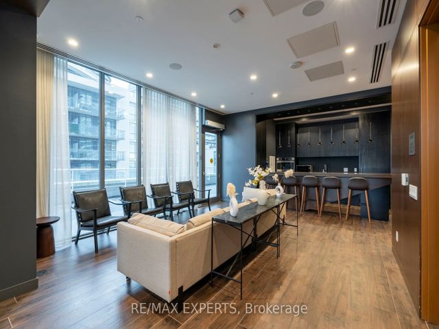 1609 - 70 Annie Craig Dr