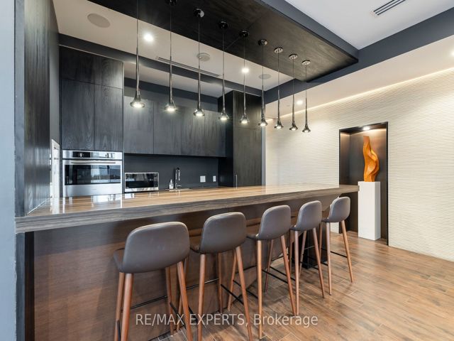 1609 - 70 Annie Craig Dr
