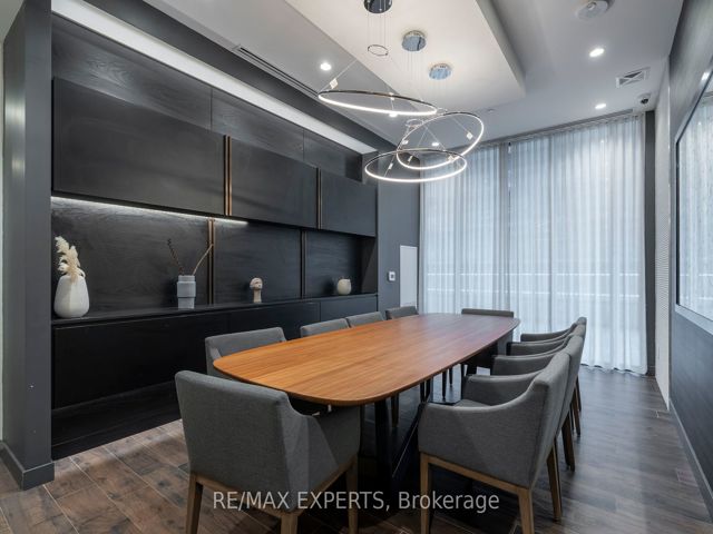 1609 - 70 Annie Craig Dr