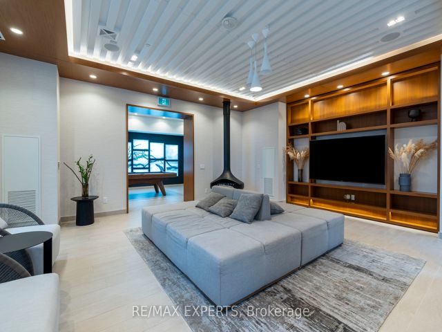 1609 - 70 Annie Craig Dr