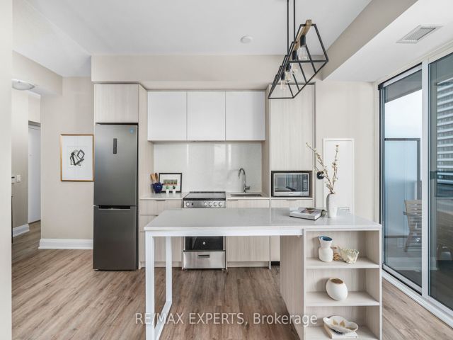 1609 - 70 Annie Craig Dr