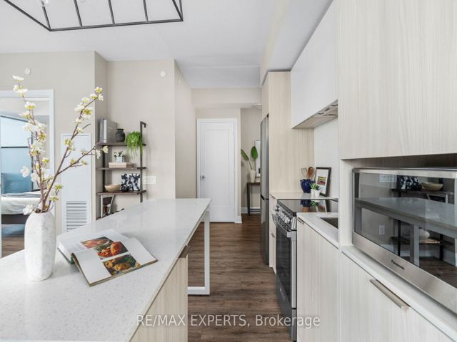 1609 - 70 Annie Craig Dr