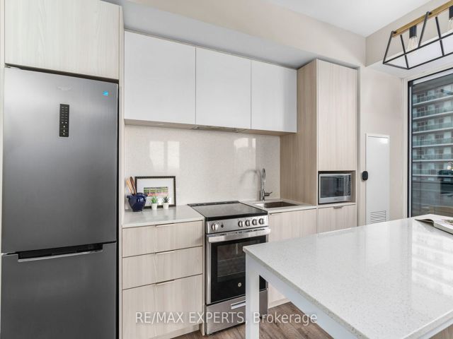 1609 - 70 Annie Craig Dr