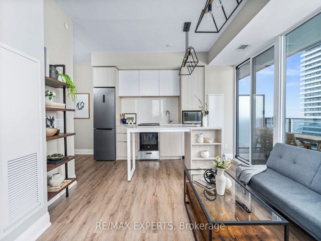 1609 - 70 Annie Craig Dr
