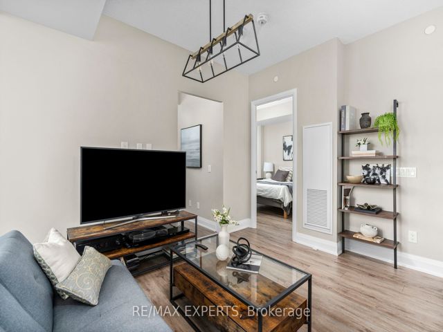 1609 - 70 Annie Craig Dr