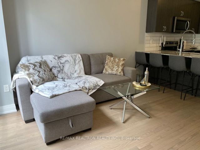 43 - 717 Lawrence Ave W