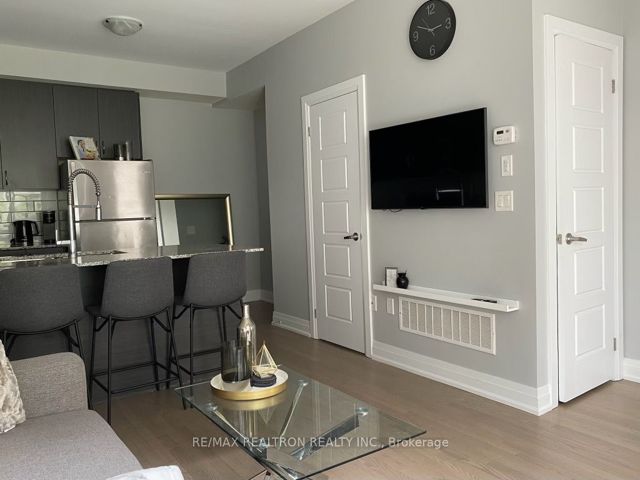 43 - 717 Lawrence Ave W