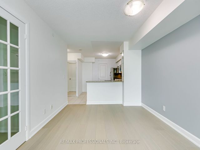 2001 - 215 Sherway Gardens Rd
