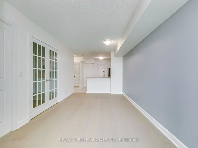 2001 - 215 Sherway Gardens Rd