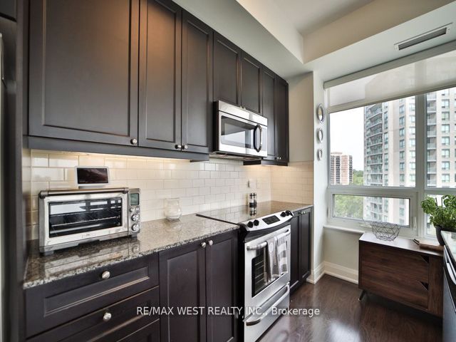 808 - 25 Fontenay Crt