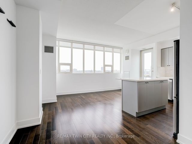 709 - 1638 Bloor St W