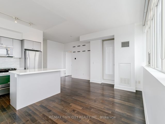 709 - 1638 Bloor St W