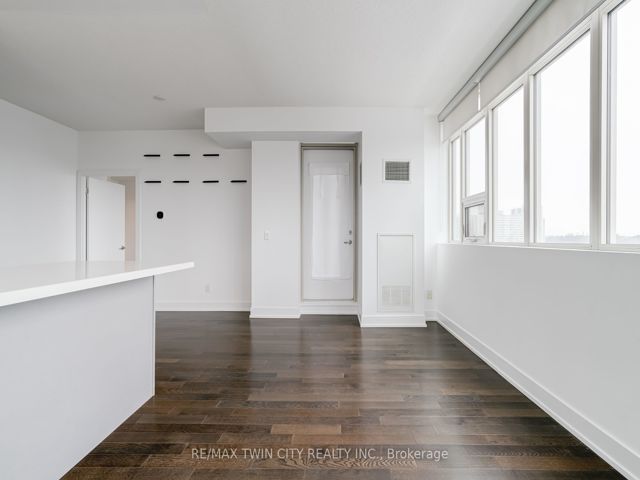 709 - 1638 Bloor St W