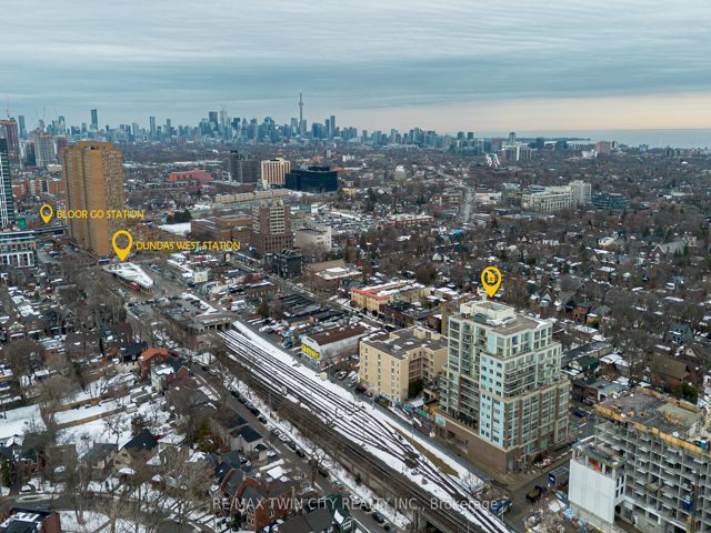 709 - 1638 Bloor St W