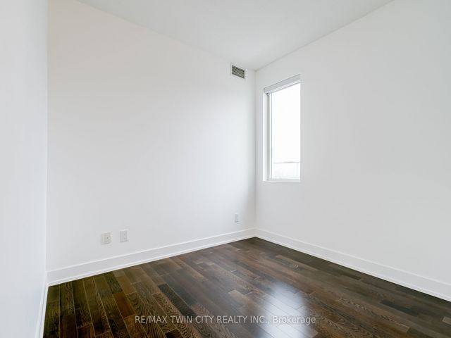 709 - 1638 Bloor St W