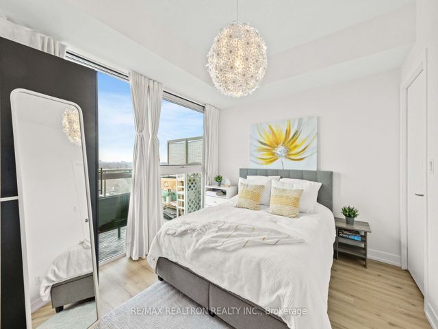 1301 - 5101 Dundas St W